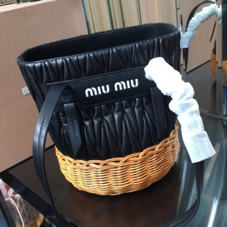 MiuMiu 2019 Nappa Leather and Wicker Bucket Tote Shoulder Bag,22cm - 미우미우 2019 나파 레더 위커 버킷 토트 숄더백,5BE021, MIUB0199, 22cm,블랙