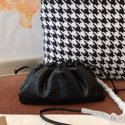 Bottega Veneta 2019 The Pouch Bag / Shoulder Bag,22cm - 보테가 베네타 2019 더 파우치 백 / 숄더백,BVB0443,22cm,블랙